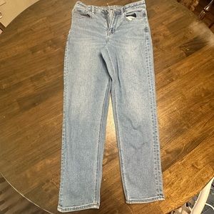Women’s American Eagle Mom Jeans. Size 6. Lighter Wash.